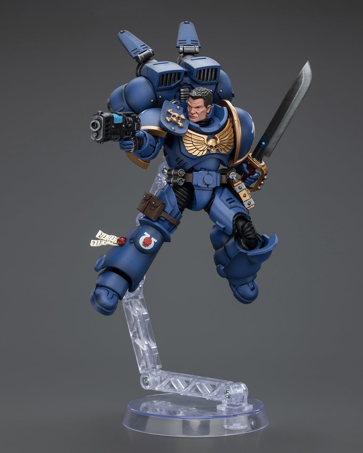 Фигурка JoyToy 40K Ultramarines Jump Pack Intercessors Sergeant с плазменным пистолетом и энергетическим мечом, 12.2 см, фото №2