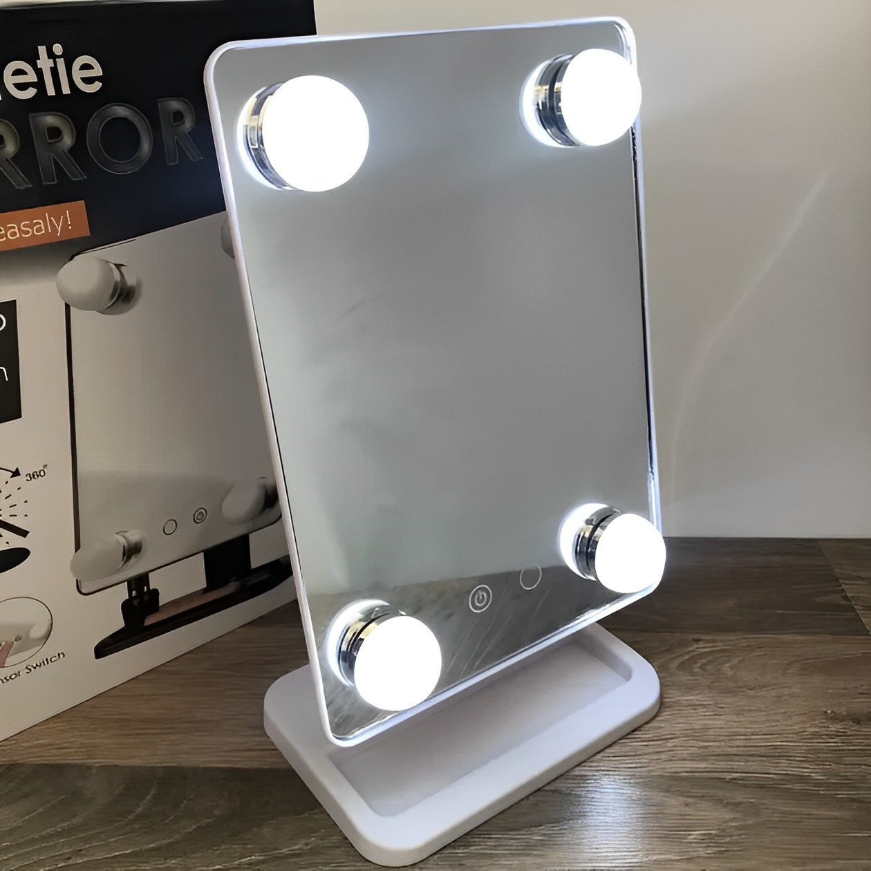 Компактное зеркало с подсветкой для макияжа MCH Cosmetie Mirror 360 Rotation Angel LED дома, фото №5