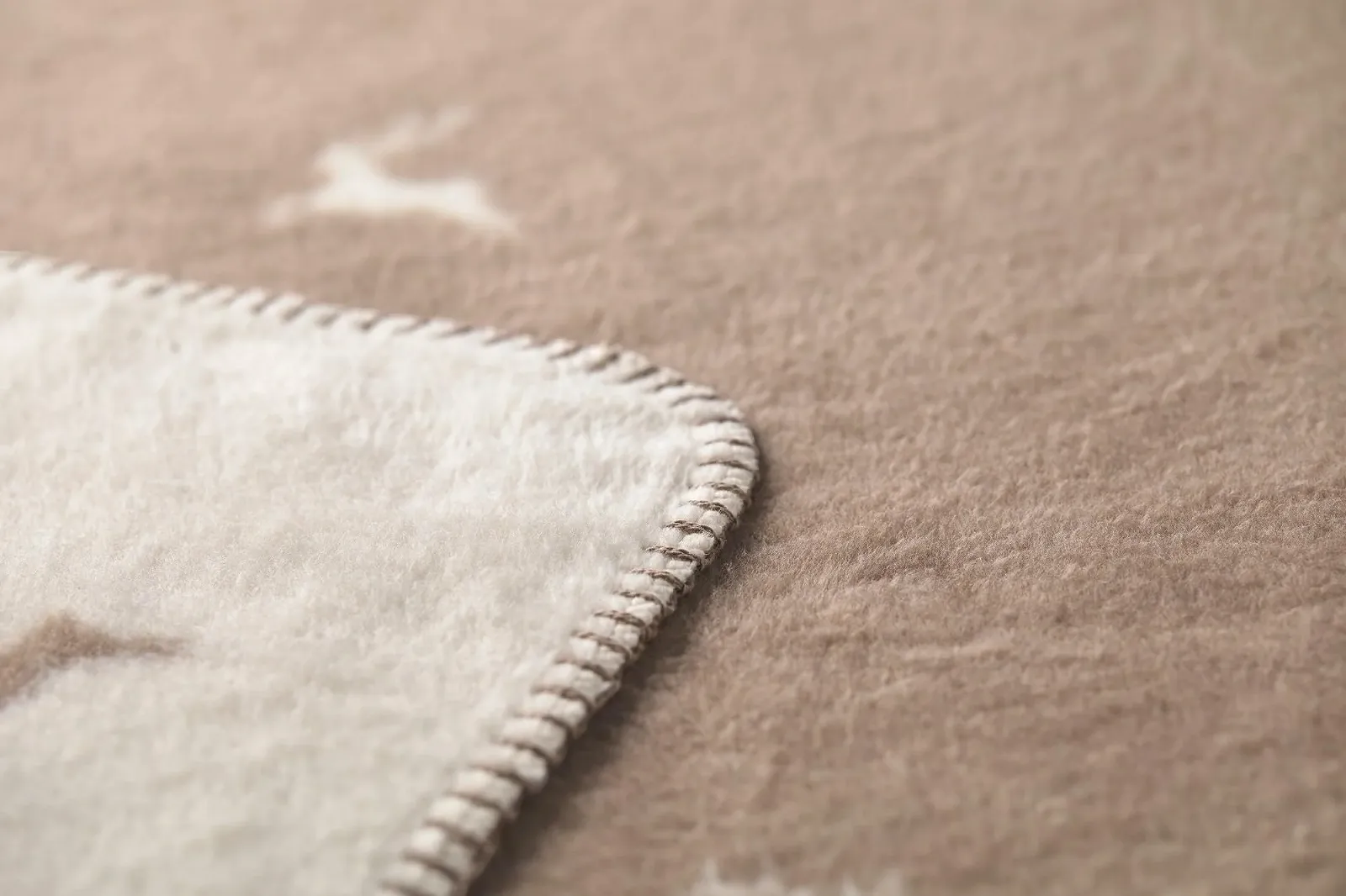 Плед David Fussenegger Stag Allover 150 x 200 см Мягкий диванный плед из переработанного хлопка Цвет сырой белый, фото №3