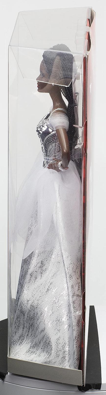 Лялька Barbie GXL22 Barbie Signature 2021 Holiday Barbie 30 см Брюнетка із заплетеним волоссям у сріблястій сукні з підставкою та сертифікатом автентичності, фото №7