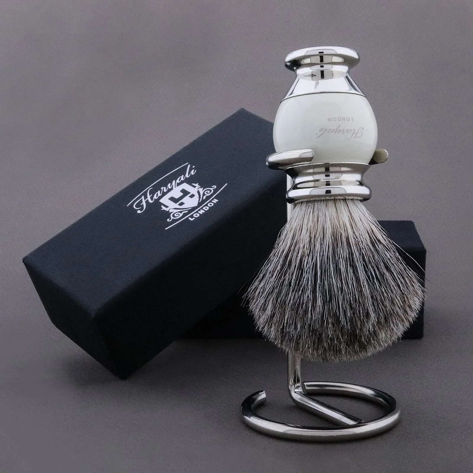 Помазок для бритья Haryali London Hand Assembled с ворсом Black Badger и подставкой Ivory, фото №3 Помазок для бритья Haryali London Hand Assembled с ворсом Black Badger и подставкой Ivory, фото №3