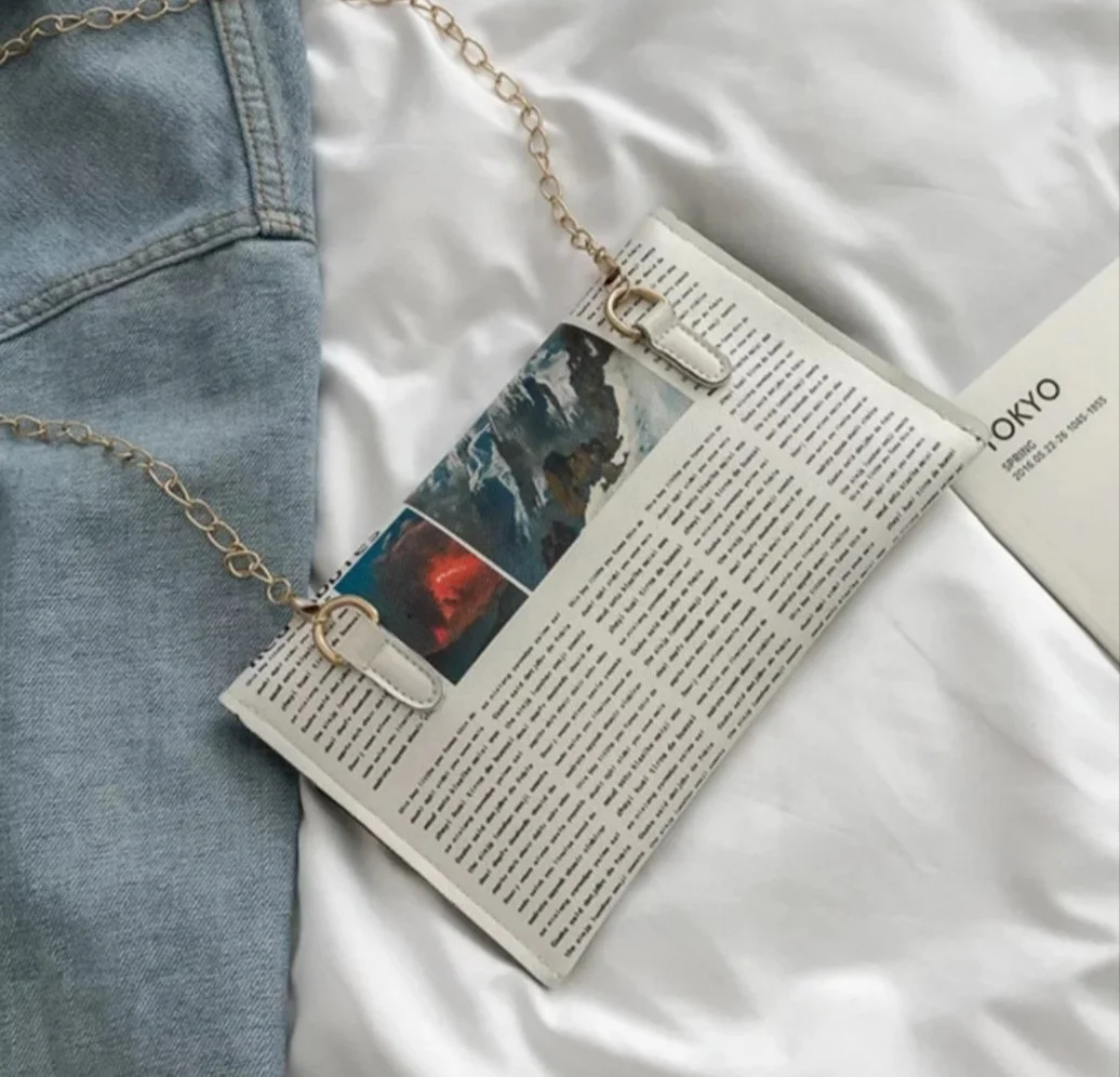 Модна біла жіноча міні-сумка з принтом під газету, фото №3