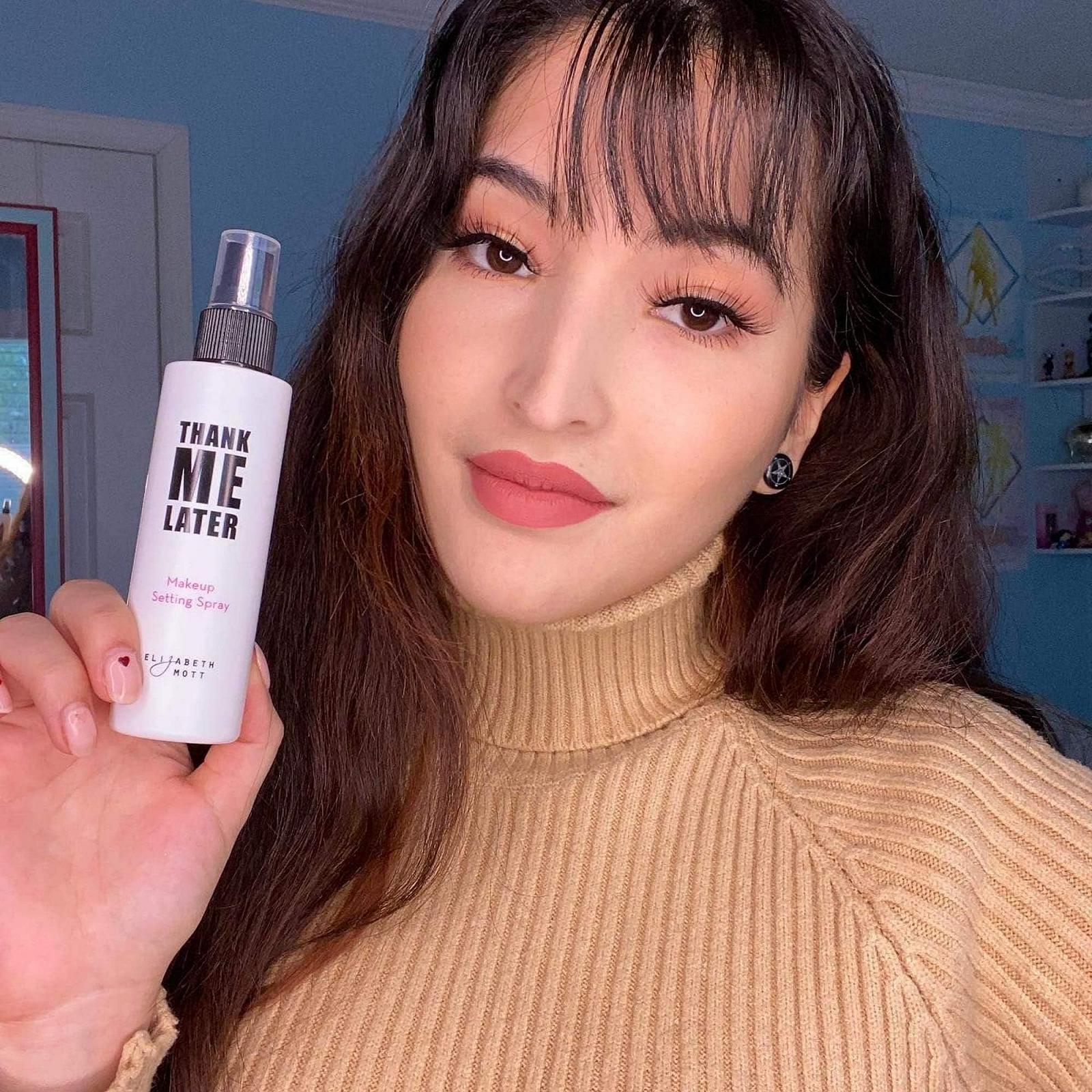 Спрей Elizabeth Mott Thank Me Later Makeup Setting Спрей для макияжа с матовым финишем и контролем жира 3.21 унция, фото №3 Спрей Elizabeth Mott Thank Me Later Makeup Setting Спрей для макияжа с матовым финишем и контролем жира 3.21 унция, фото №3