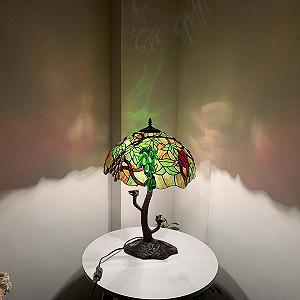 Настільна лампа Bieye Tiffany Style L30765 Виноград Вітражне скло Мозаїчна основа у формі стовбура дерева Висота 24 дюйми synthetic.ua - Фото 1
