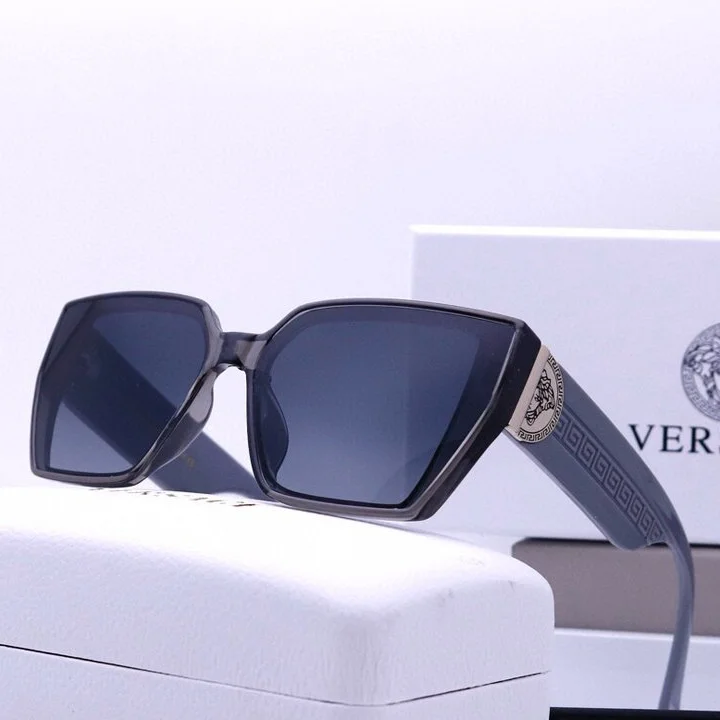 Женские солнцезащитные очки серые Versace для отдыха, фото №2 Женские солнцезащитные очки серые Versace для отдыха, фото №2