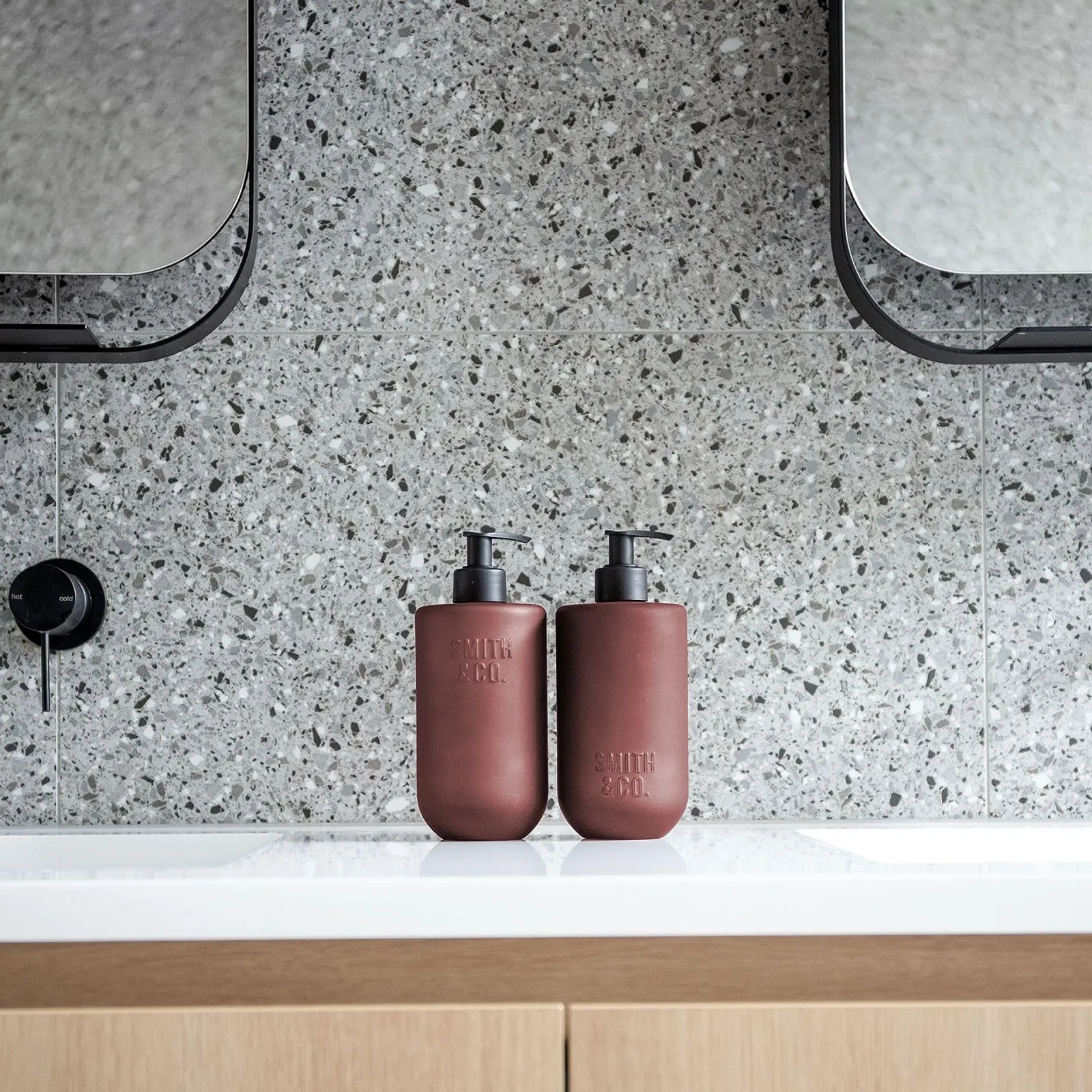 Лосьйон для рук та тіла The Aromatherapy Co. Smith & Co. 400 мл Black Oud & Saffron, фото №3