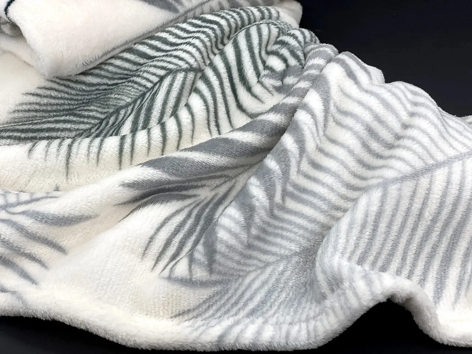 Покривало heimtexland Tropical Super Soft Flannel 150 x 200 см Листя пальми Тип 853 Сірий, фото №2 Покривало heimtexland Tropical Super Soft Flannel 150 x 200 см Листя пальми Тип 853 Сірий, фото №2