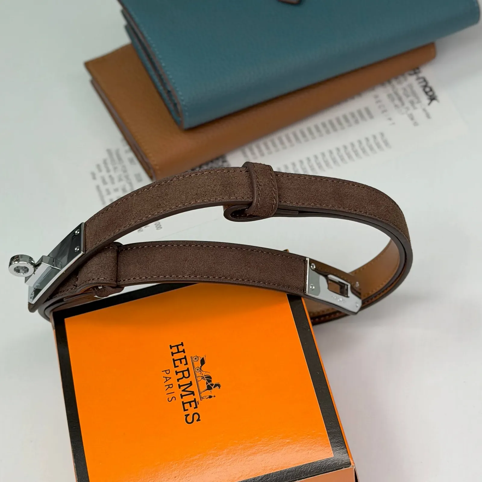 Женский ремень коричневого цвета из натуральной замши Hermes Kelly с серебряной пряжкой в коробке, фото №7