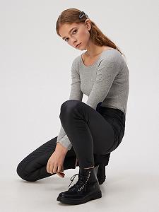 Жіноча блузка з декоративними додатками на локтях Basic світло-сирий Розмір М S/M synthetic.ua - Фото 1