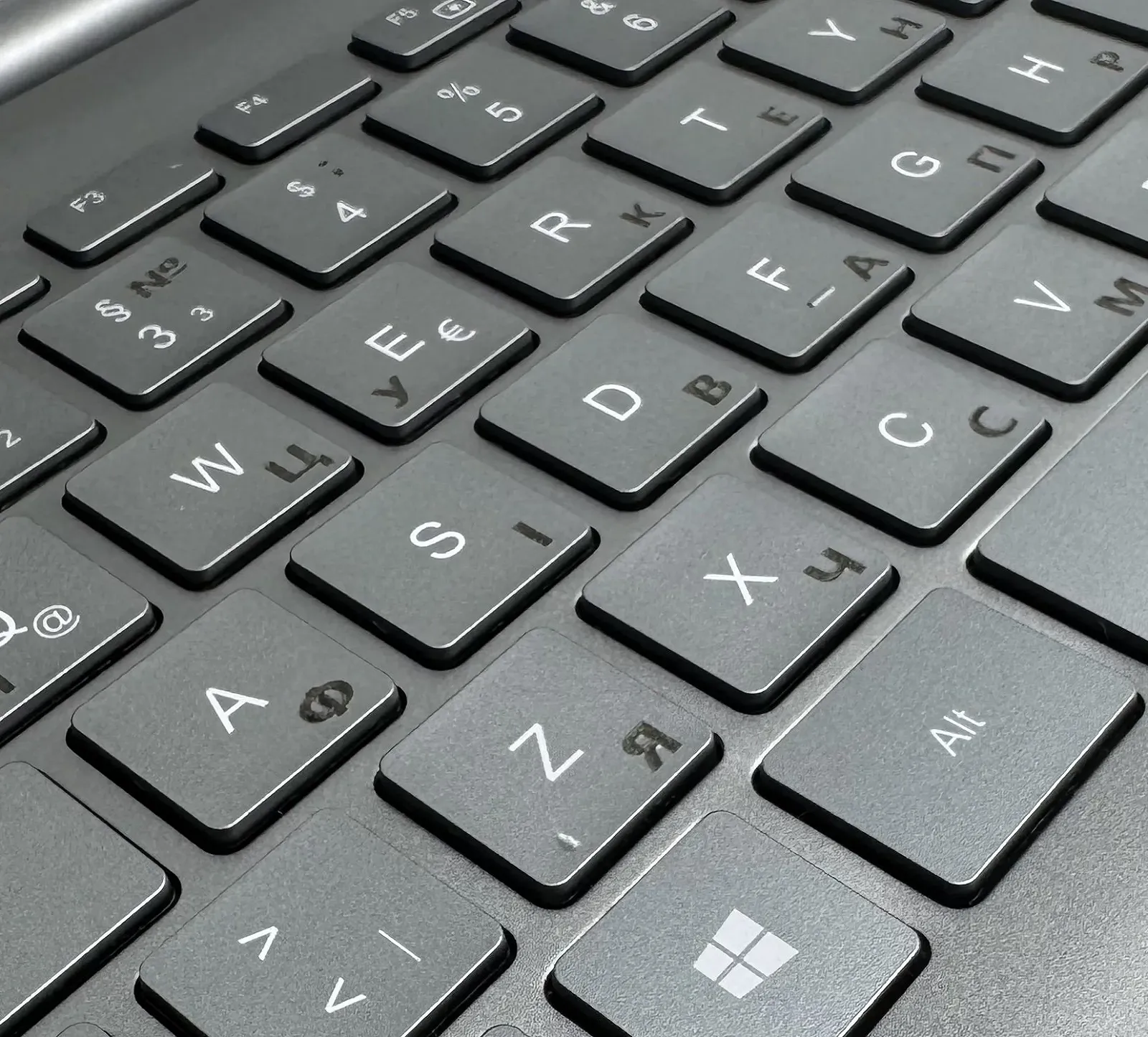 Ноутбук 15.6'' Medion (Lenovo Group) Akoya P15645 | Intel Core i7-8565U | IPS (1920x1080) FullHD | RAM 8 ГБ | SSD 256 ГБ | Intel UHD Graphics 620 | Nvidia GeForce MX250 | Металевий корпус | Win11 (5016), фото №2