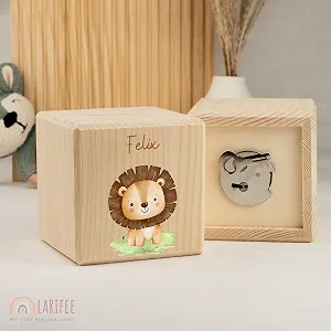 Скарбничка LARIFEE Lions Babyn дерев'яна із замком та ключем synthetic.ua - Фото 1