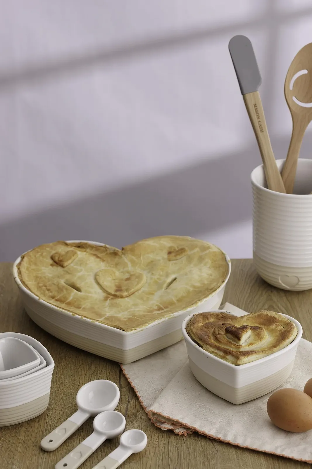 Форма для запекания Mason Cash Rustic Heart 1.5 л керамическая в форме сердца с тиснением, фото №8 Форма для запекания Mason Cash Rustic Heart 1.5 л керамическая в форме сердца с тиснением, фото №8