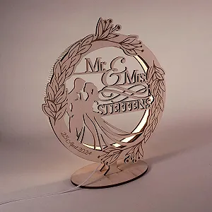 Настільна лампа "Mr. & Mrs." персоналізована дерев'яна USB - Фото 1