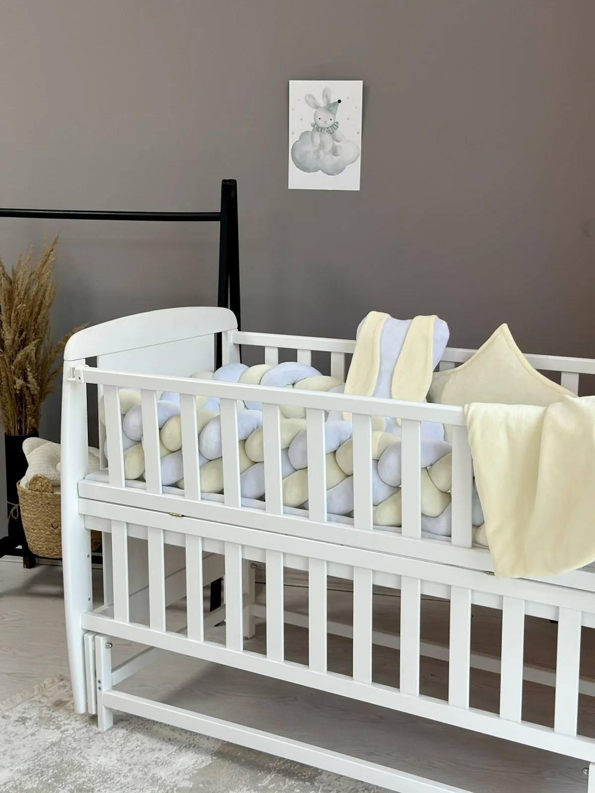 Комплект постільної білизни для новонародженого Зайчик з бортиками та іграшками молочний, фото №1