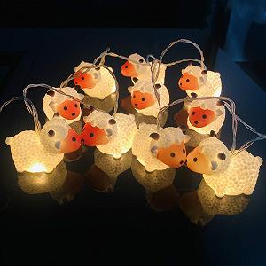 Гирлянда 10 LEDs в форме милых овец, ночник в форме овцы, фонарик в форме овцы на батарейках для спальни, Хэллоуина, Рождества, праздничной вечеринки, украшения классной комнаты (1,65 м/10 LED, овца с красным лицом) - Фото 1