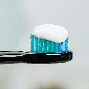 Зубная щетка электрическая звуковая Whites Beaconsfield Black, 37 000 вибраций, 2 сменные насадки synthetic.ua - Фото 1