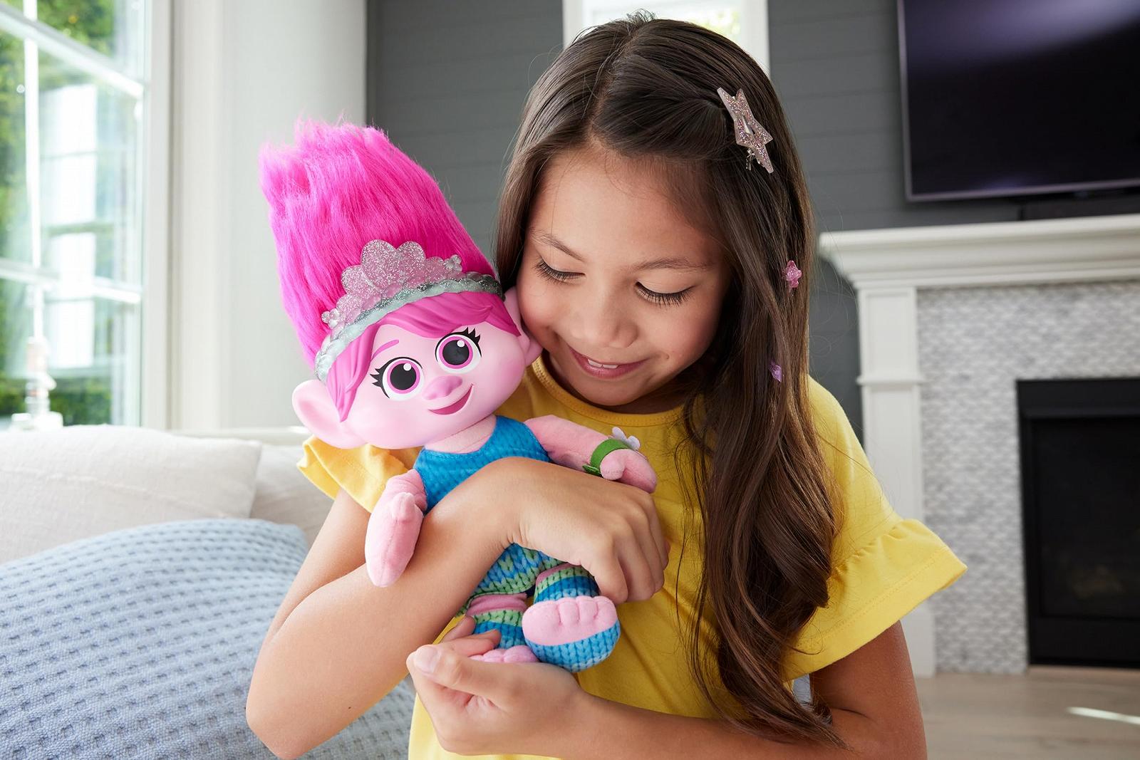 Плюшева іграшка Mattel Dreamworks Trolls Together Strong-Hairy Surprise Queen Poppy зі світловими ефектами та звуками, включає шпильки для волосся та браслет дружби, рожева, 35 см, фото №2