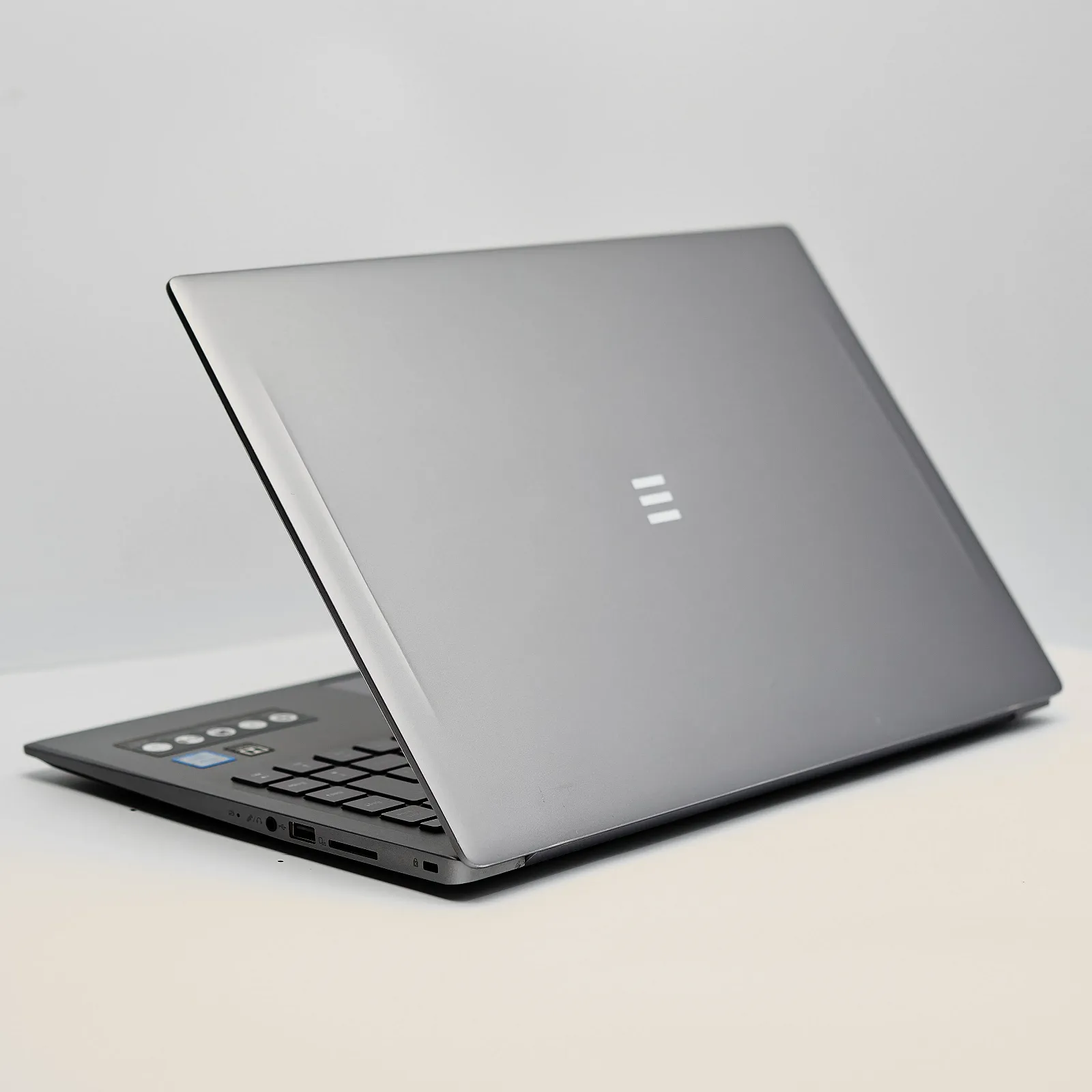 Ноутбук 15.6'' Medion (Lenovo Group) Cepter N510 | Intel Core i3-8145U | IPS (1920x1080) FullHD | RAM DDR4 8 ГБ | SSD 256 ГБ | Intel UHD Graphics 620 | Металевий корпус | Win10 (5017), фото №6 Ноутбук 15.6'' Medion (Lenovo Group) Cepter N510 | Intel Core i3-8145U | IPS (1920x1080) FullHD | RAM DDR4 8 ГБ | SSD 256 ГБ | Intel UHD Graphics 620 | Металевий корпус | Win10 (5017), фото №6