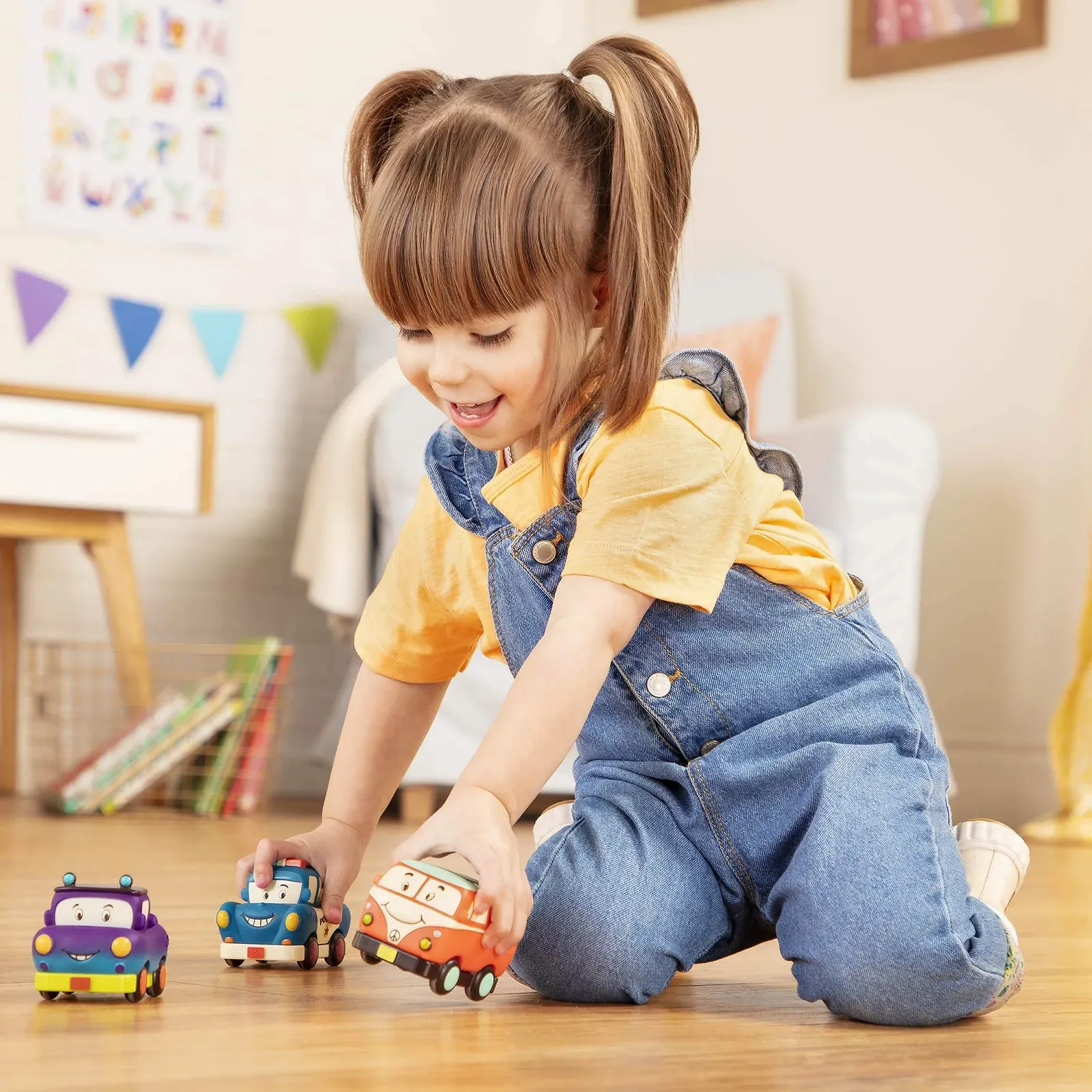 Іграшкові Машинки B. toys by Battat Mini Wheeeels Поліцейська Машина, Кемпер, Вантажівка (3 шт. в упаковці), фото №2 Іграшкові Машинки B. toys by Battat Mini Wheeeels Поліцейська Машина, Кемпер, Вантажівка (3 шт. в упаковці), фото №2