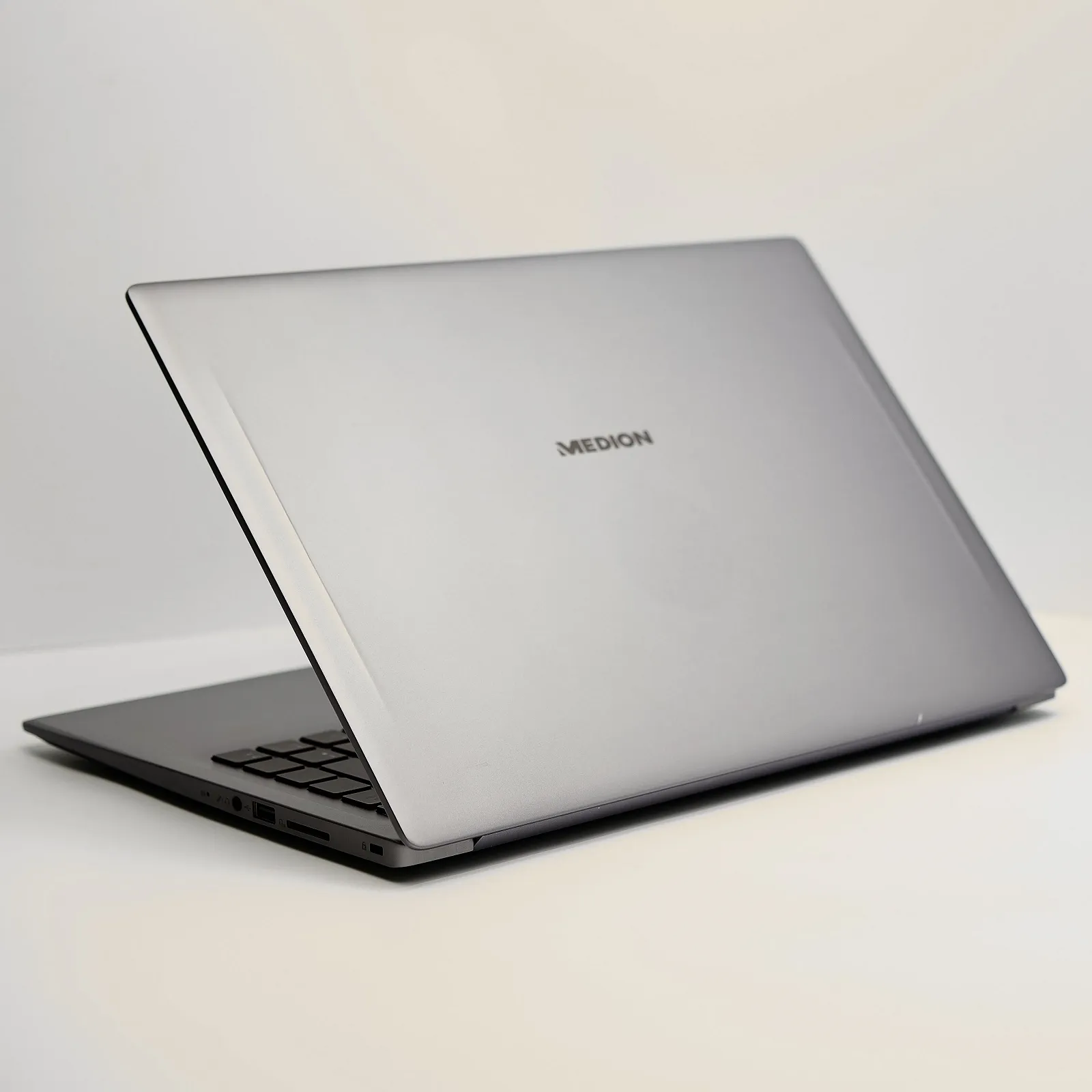 Ноутбук Medion (Lenovo Group) Akoya S15447 | Intel Core i5-10210U | IPS (1920x1080) FullHD | RAM 8 ГБ | SSD 256 ГБ | Intel UHD Graphics | Металевий корпус | Підсвітка клавіатури | Win11 (5025), фото №4