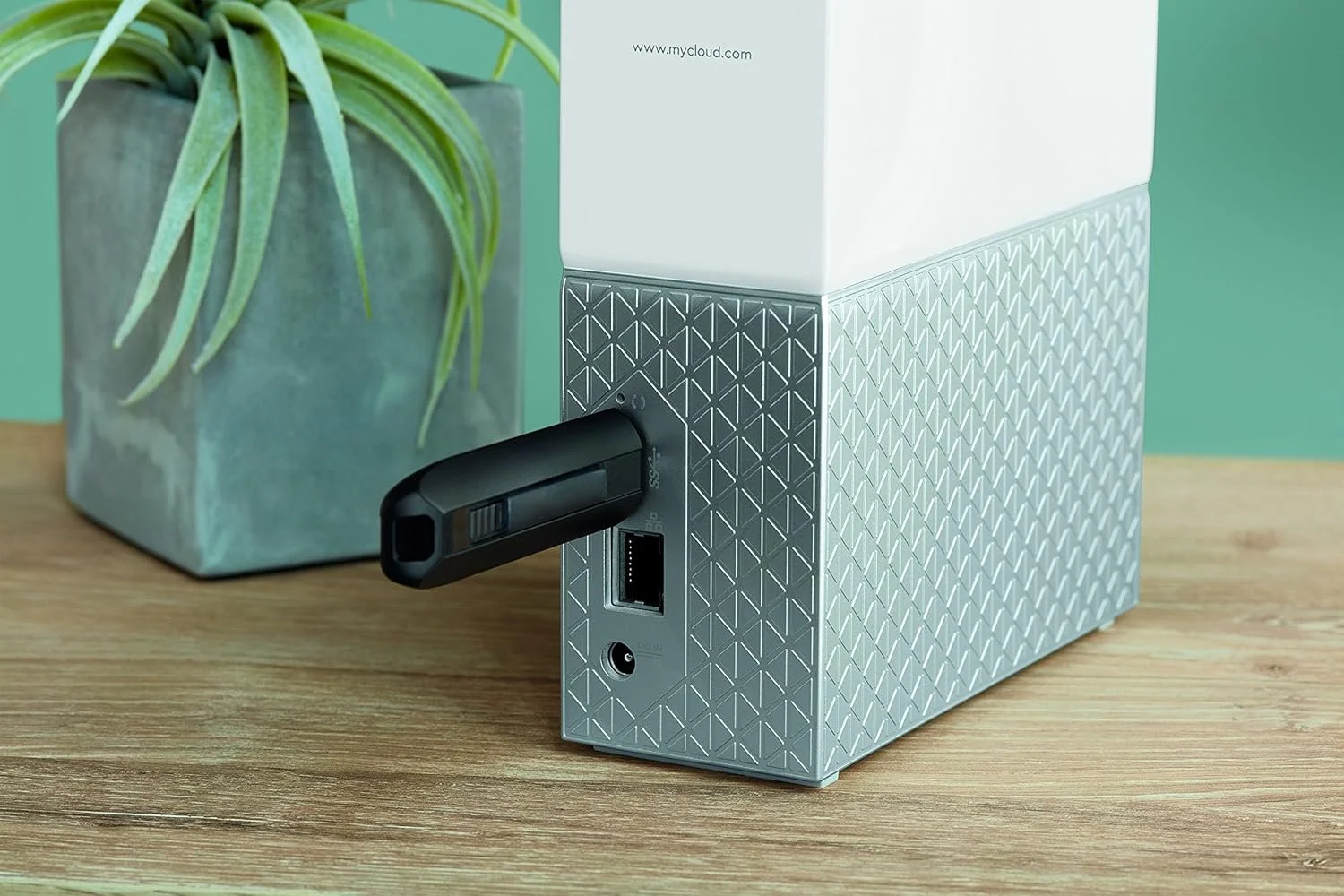 Мережевий накопичувач Western Digital My Cloud Home 4TB / 3.5" SATA / 1.4GHz Quad-Core / 1xGbE LAN / USB 3.0 / Серебристий (WDBVXC0040HWT-EESN), фото №5