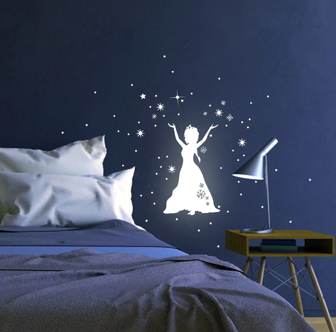 Наклейки на стіну Snow Queen Frozen Fluorescent M1649 M - 14 cm ширина x 21 cm висота Люмінесцентна, фото №2