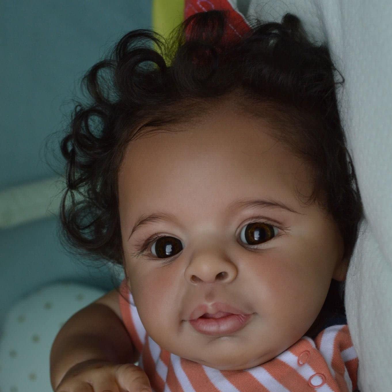 Кукла Anano Reborn Baby Girl Black Hair 21 Inch Biracial Lifelike Смешанного происхождения Коричневая кожа, фото №4