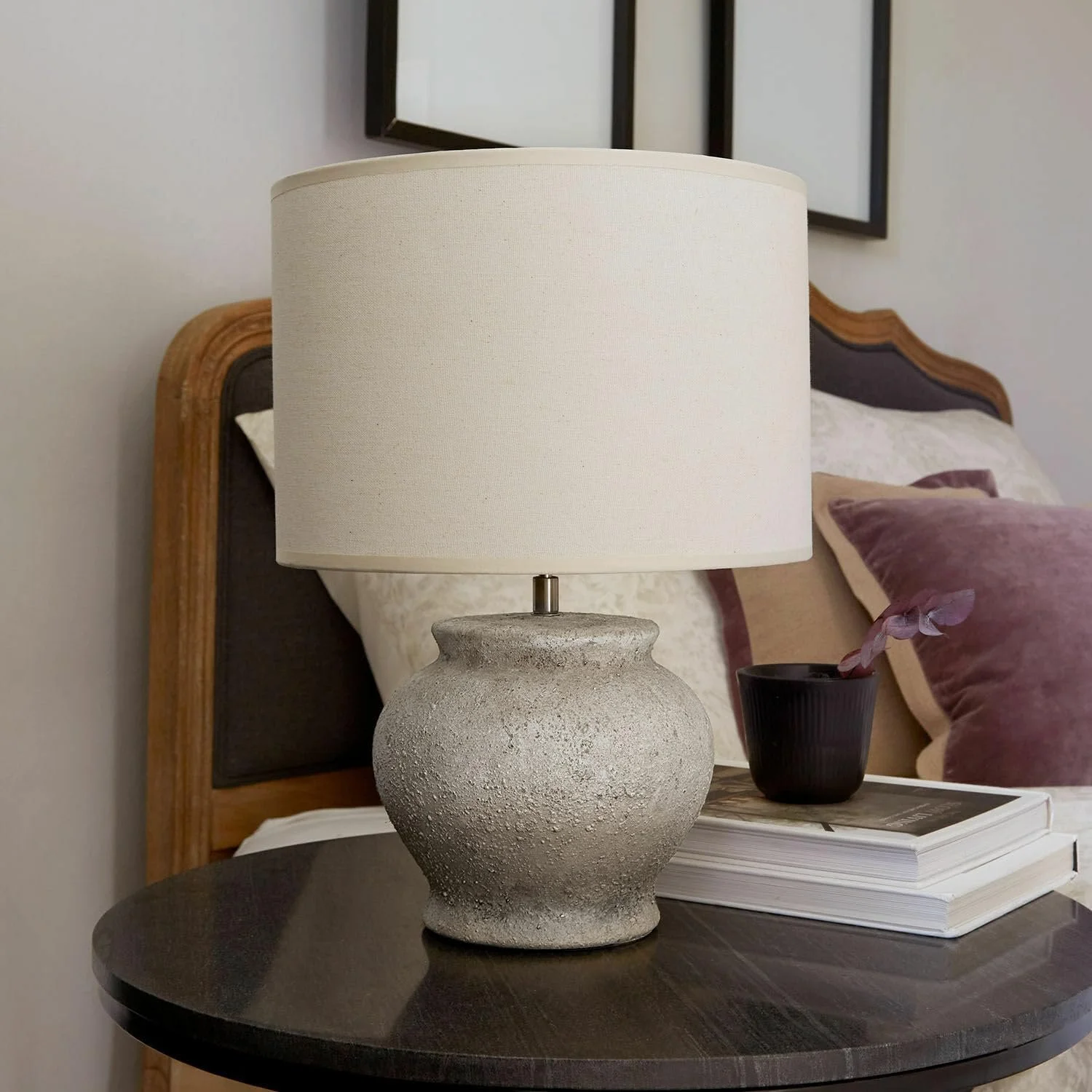 Настільна лампа LOBERON Havlund керамічна з великим абажуром та маленькою основою лляний бежевий / кремовий, фото №4