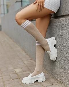 Бежевые демисезонные гольфы ниже колена с белыми полосками для девушки - Фото 1