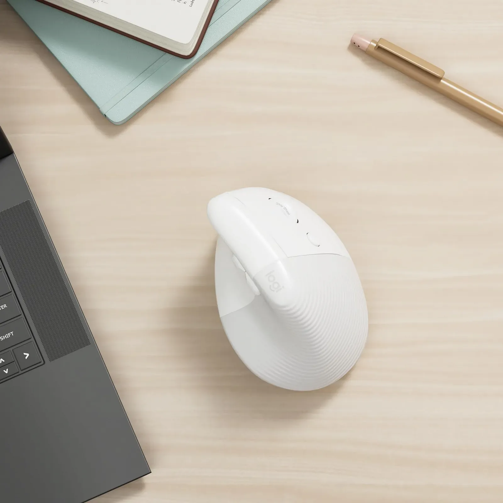 Мышь Беспроводная Logitech Lift for Mac Вертикальная Эргономичная Bluetooth Тихие Щелчки Тихий Smartwheel 4 Настраиваемые Кнопки Белая, фото №2 Мышь Беспроводная Logitech Lift for Mac Вертикальная Эргономичная Bluetooth Тихие Щелчки Тихий Smartwheel 4 Настраиваемые Кнопки Белая, фото №2