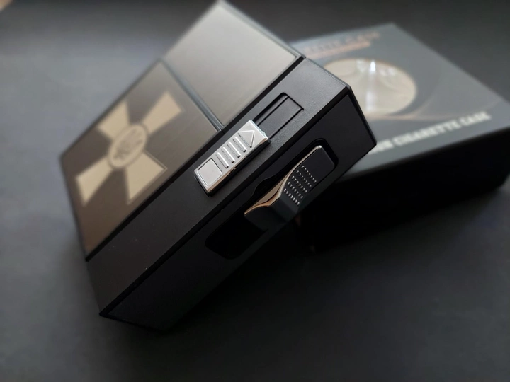 Портсигар на 20 сигарет с зажигалкой и электроприкуривателем HL-424 Black Brown Крест 15695, фото №4 Портсигар на 20 сигарет с зажигалкой и электроприкуривателем HL-424 Black Brown Крест 15695, фото №4