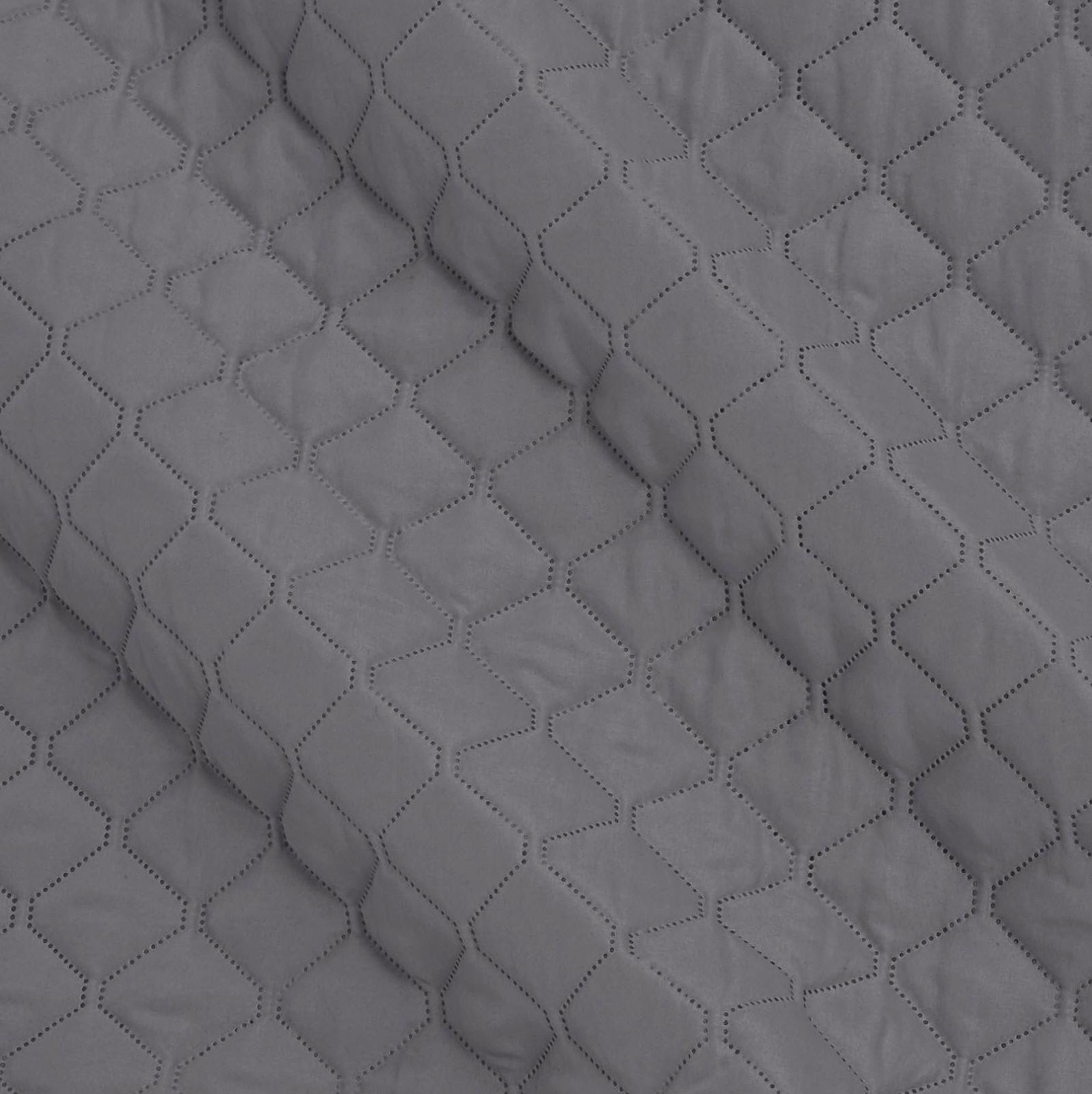 Покривало на ліжко Amazon Basics Дуже велике, Тиснене - Темно-сірий, Ромб - 220 x 240 см, фото №4
