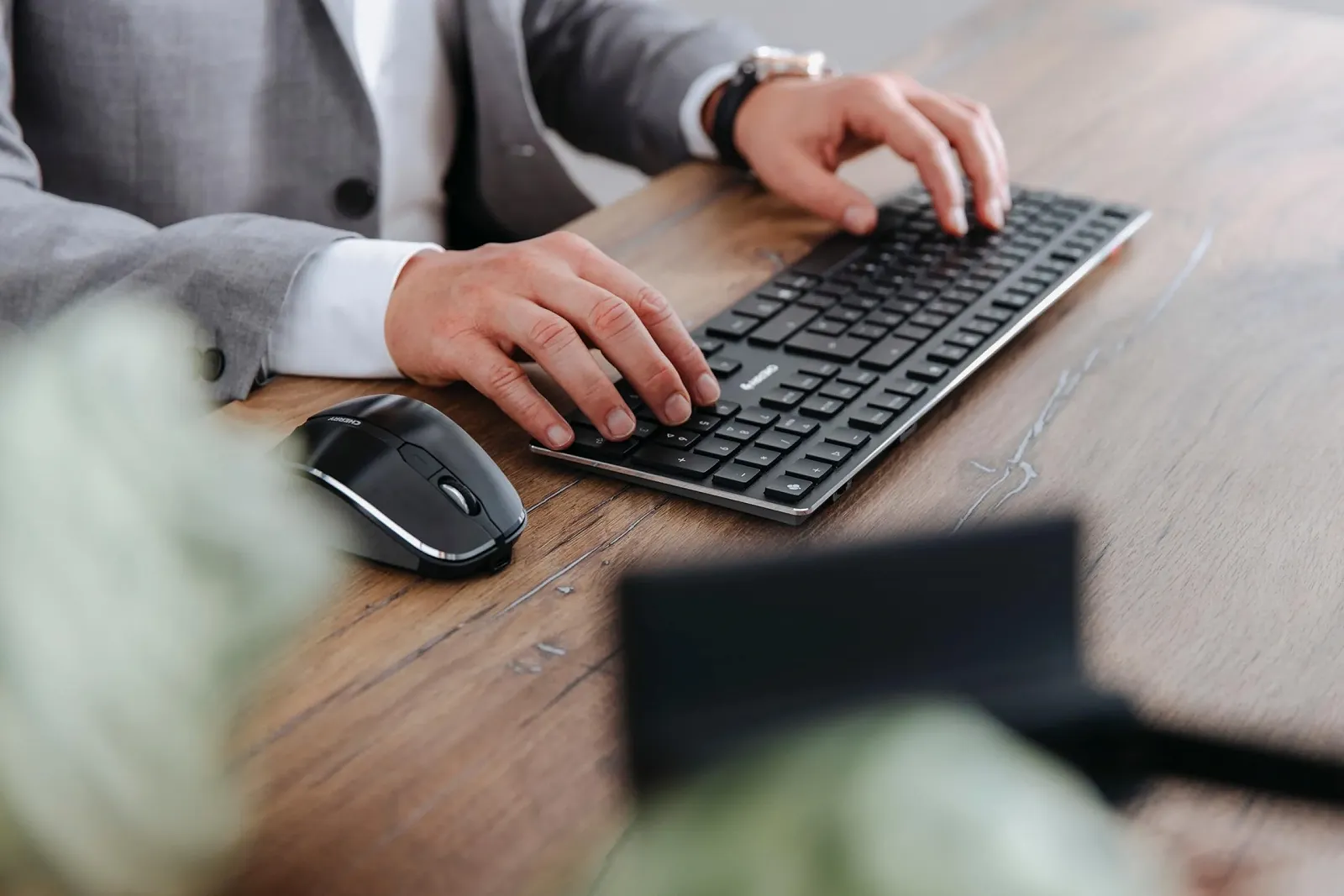 Мышь беспроводная CHERRY MW 8C ERGO, эргономичная опора для большого пальца для правшей, подключение через Bluetooth или радио 2,4 GHz, аккумуляторная, черная, фото №6