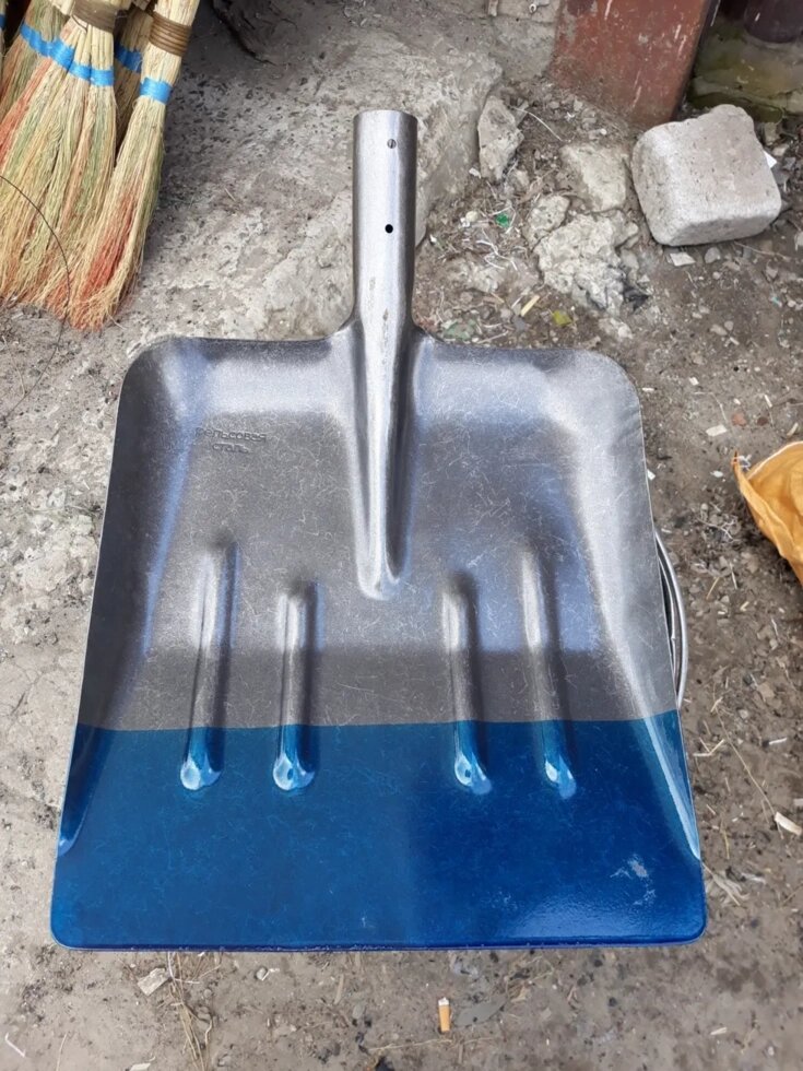 Лопата Снег Зерно из рельсовой стали синей полоской, фото №1 Лопата Снег Зерно из рельсовой стали синей полоской, фото №1