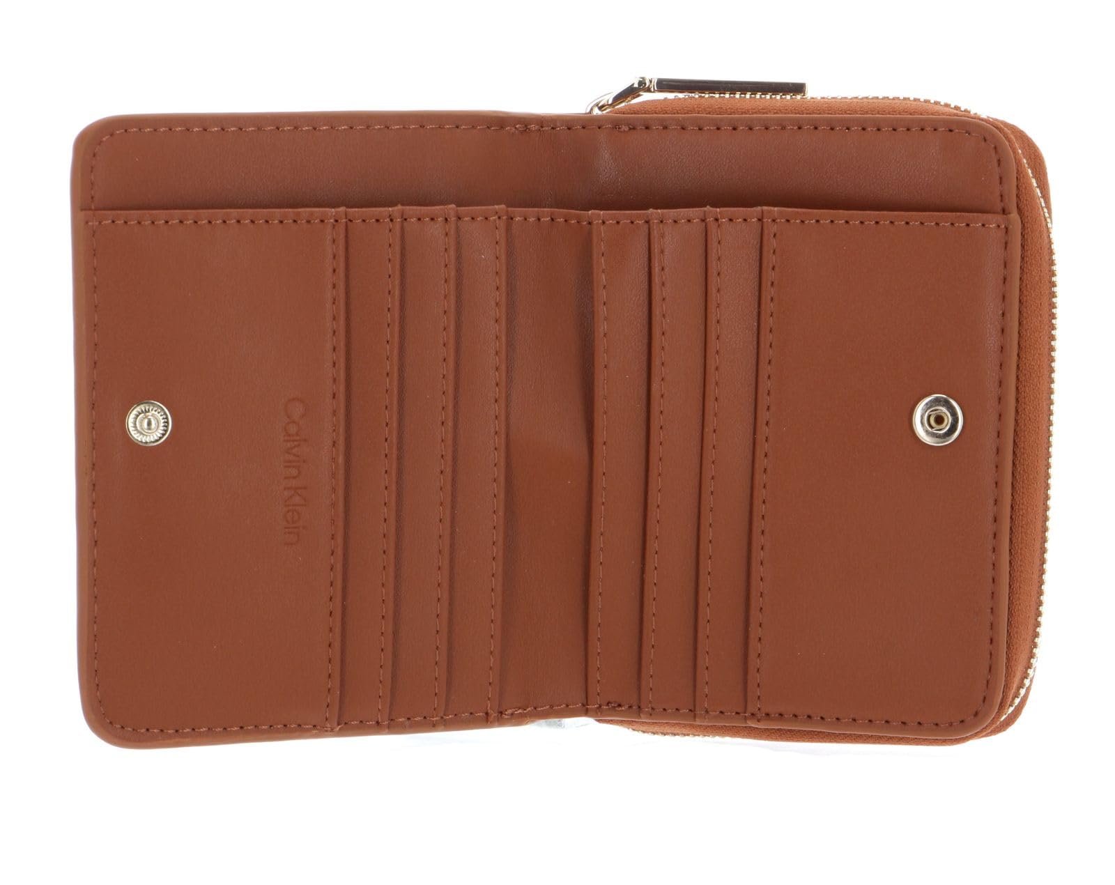 Кошелек Calvin Klein CK Must Zip Around с клапаном Embossed M Cognac Характеристики Cognac (терракотовый), фото №2