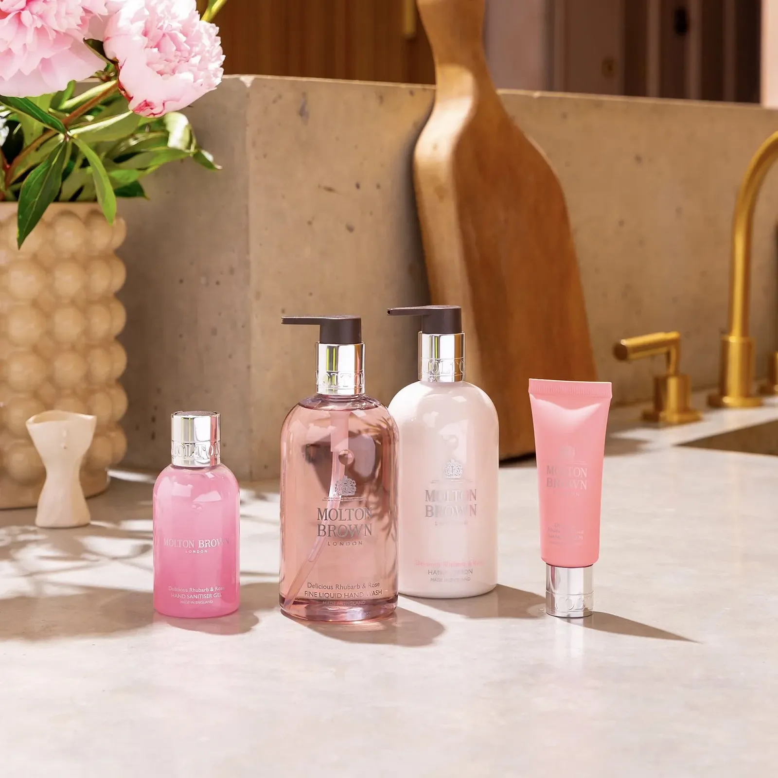 Крем для рук Molton Brown Delicious Rhubarb and Rose 40 мл, фото №5 Крем для рук Molton Brown Delicious Rhubarb and Rose 40 мл, фото №5