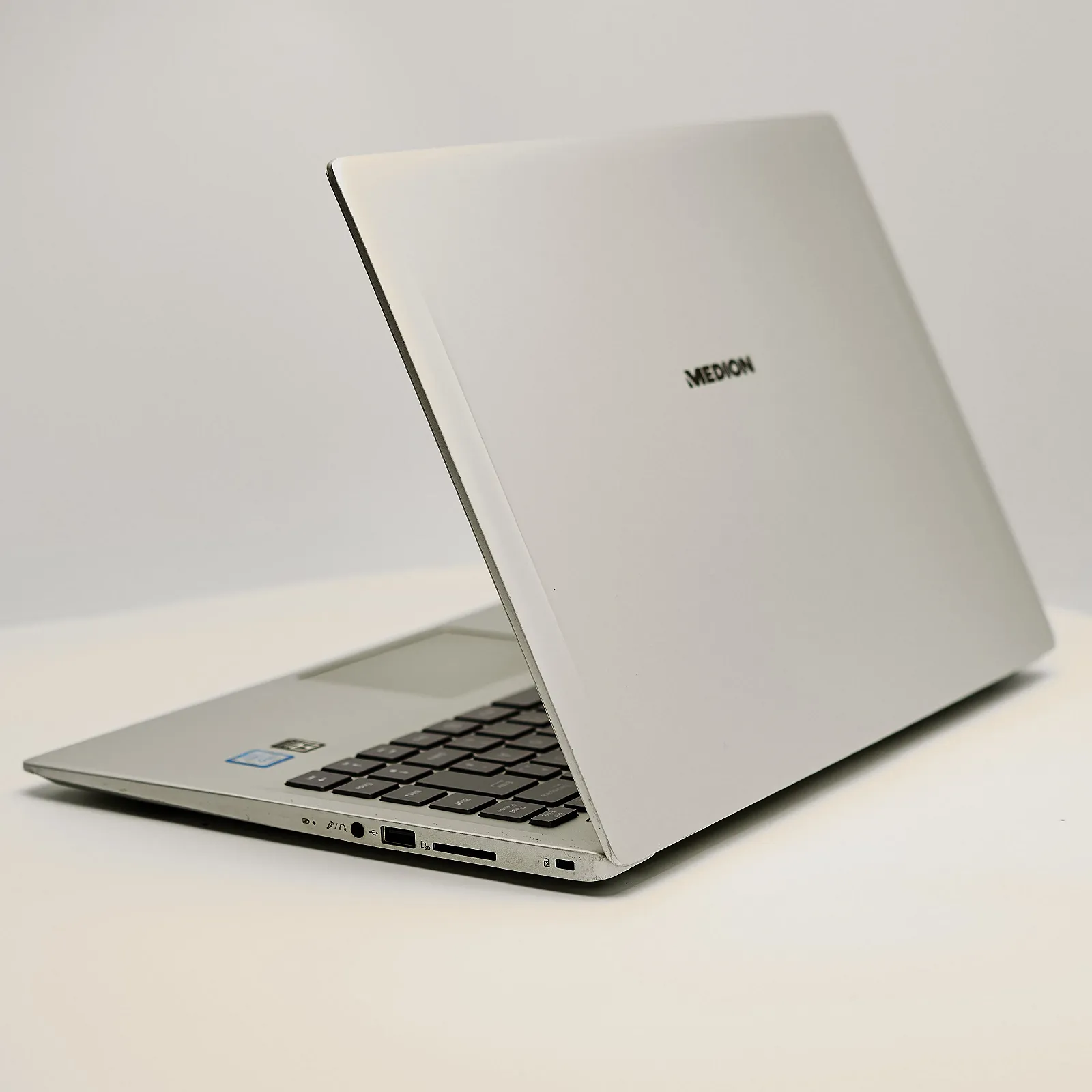 Ноутбук 15.6'' Medion (Lenovo Group) Akoya S6445 | Intel Core i3-8145U | IPS (1920x1080) FullHD | RAM DDR4 8 ГБ | SSD 256 ГБ | Intel UHD Graphics 620 | Light Silver | Металевий корпус | Win11 (5005), фото №2