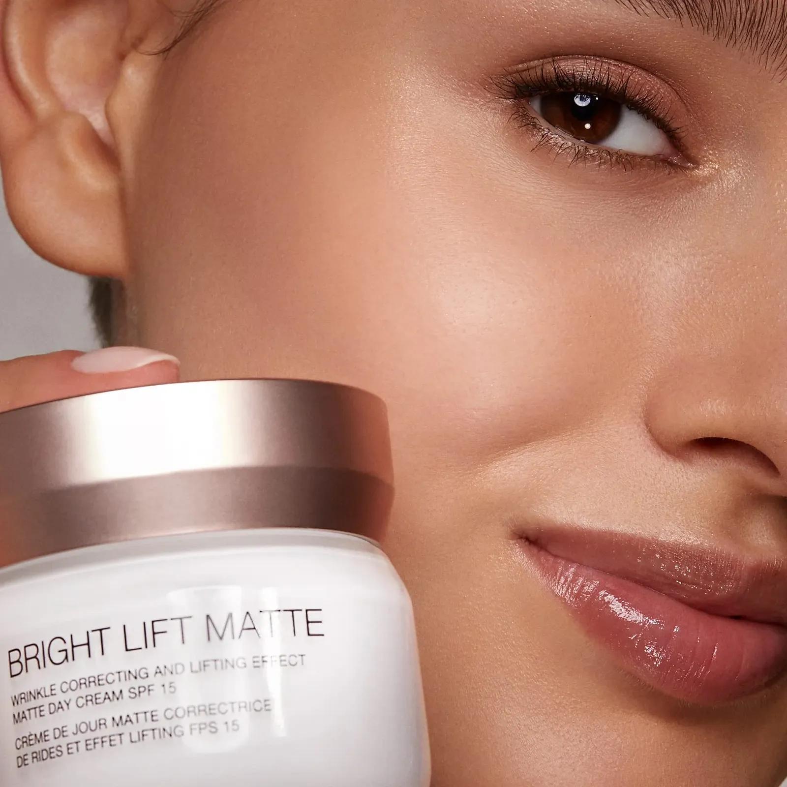 Денний крем KIKO Milano Bright Lift Mat матувальний з ефектом ліфтингу та морським колагеном SPF 15, фото №4 Денний крем KIKO Milano Bright Lift Mat матувальний з ефектом ліфтингу та морським колагеном SPF 15, фото №4