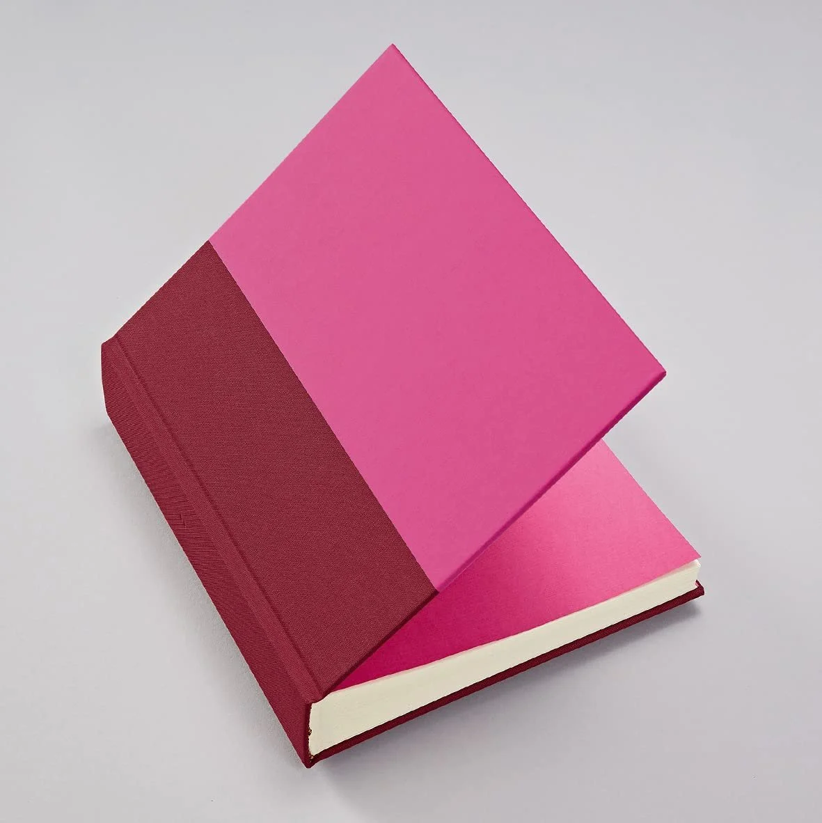 Фотоальбом Semikolon Cutting Edge Medium 21.1 x 25.5 см, 80 страниц кремово-белого цвета, на 160 фотографий - Малиновая фуксия, фото №2 Фотоальбом Semikolon Cutting Edge Medium 21.1 x 25.5 см, 80 страниц кремово-белого цвета, на 160 фотографий - Малиновая фуксия, фото №2