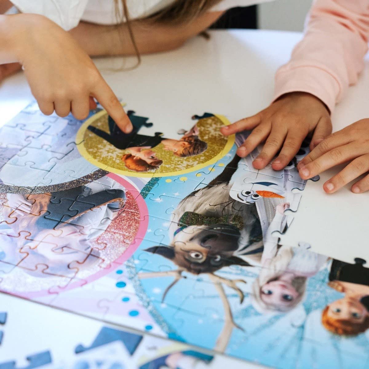 Пазл Trefl Disney Frozen II Glitter in the Glow of Love 100 деталей с блестками, фото №4 Пазл Trefl Disney Frozen II Glitter in the Glow of Love 100 деталей с блестками, фото №4