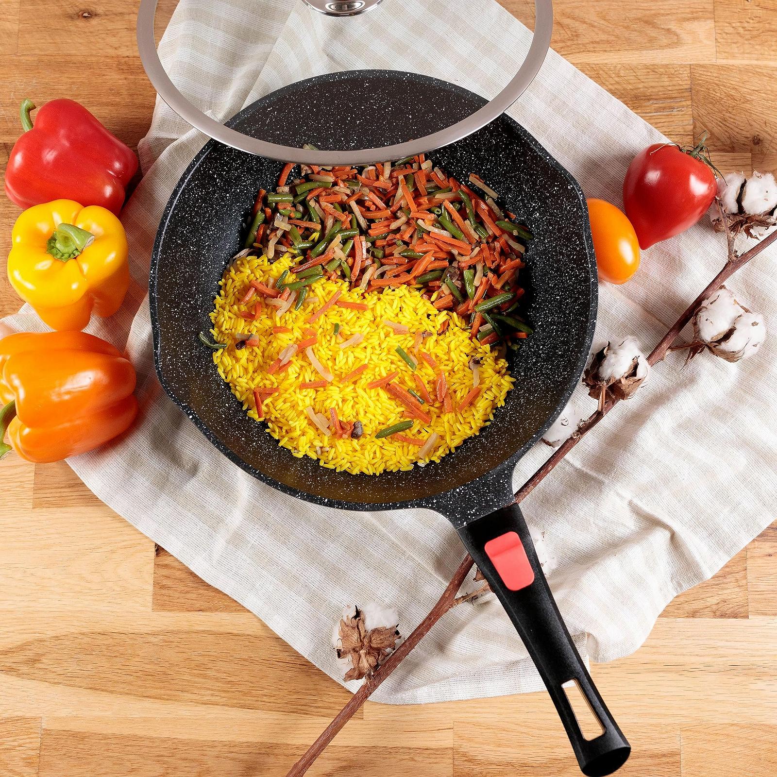 Сковорідка-Wok Kamberg 30 см, знімна ручка, литий алюміній, покриття з ефектом каменю, скляна кришка, чорний, фото №4 Сковорідка-Wok Kamberg 30 см, знімна ручка, литий алюміній, покриття з ефектом каменю, скляна кришка, чорний, фото №4