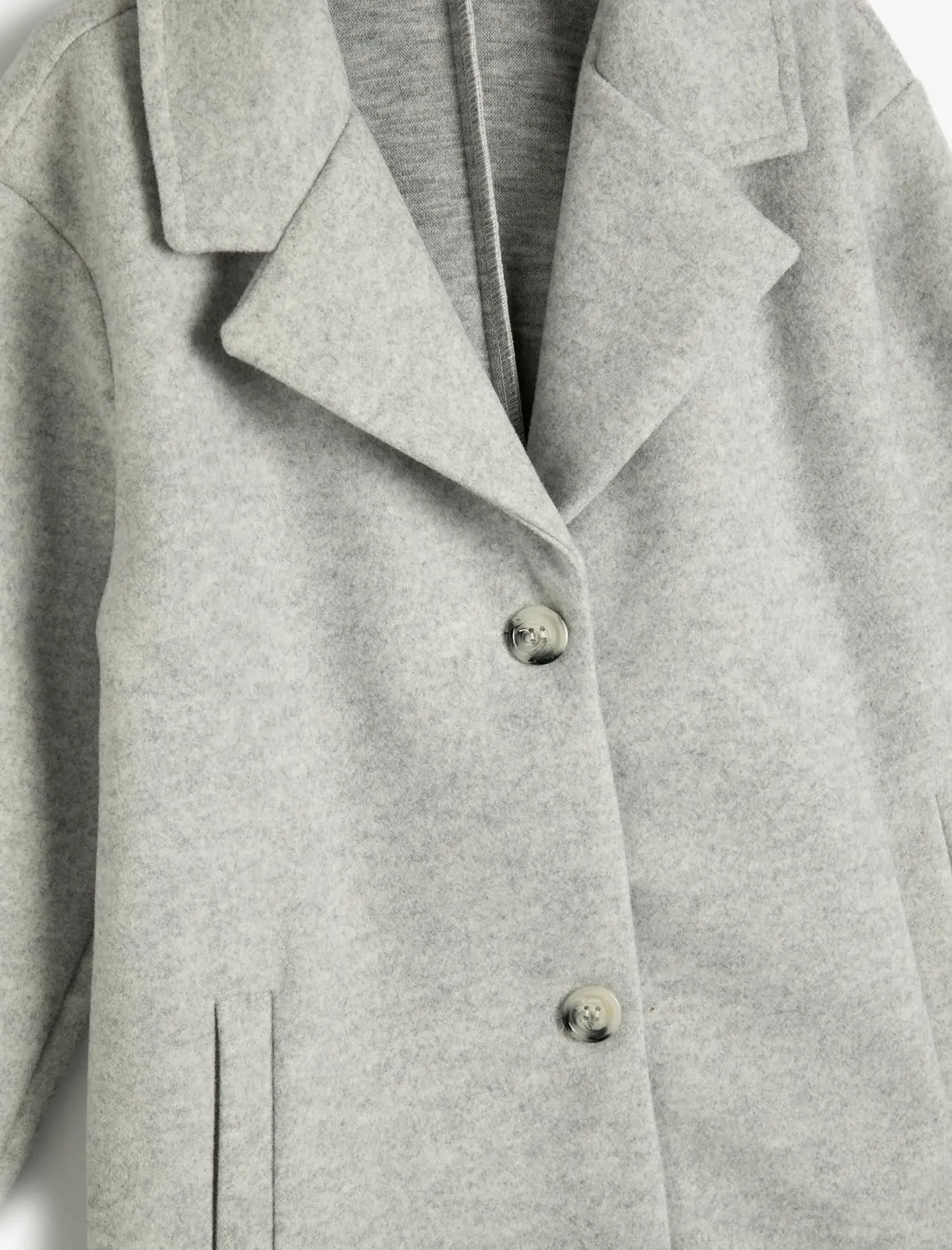 Пальто для дівчинки Koton з V-подібним вирізом, довгими рукавами, кишенями на ґудзиках, фото №3 Пальто для дівчинки Koton з V-подібним вирізом, довгими рукавами, кишенями на ґудзиках, фото №3