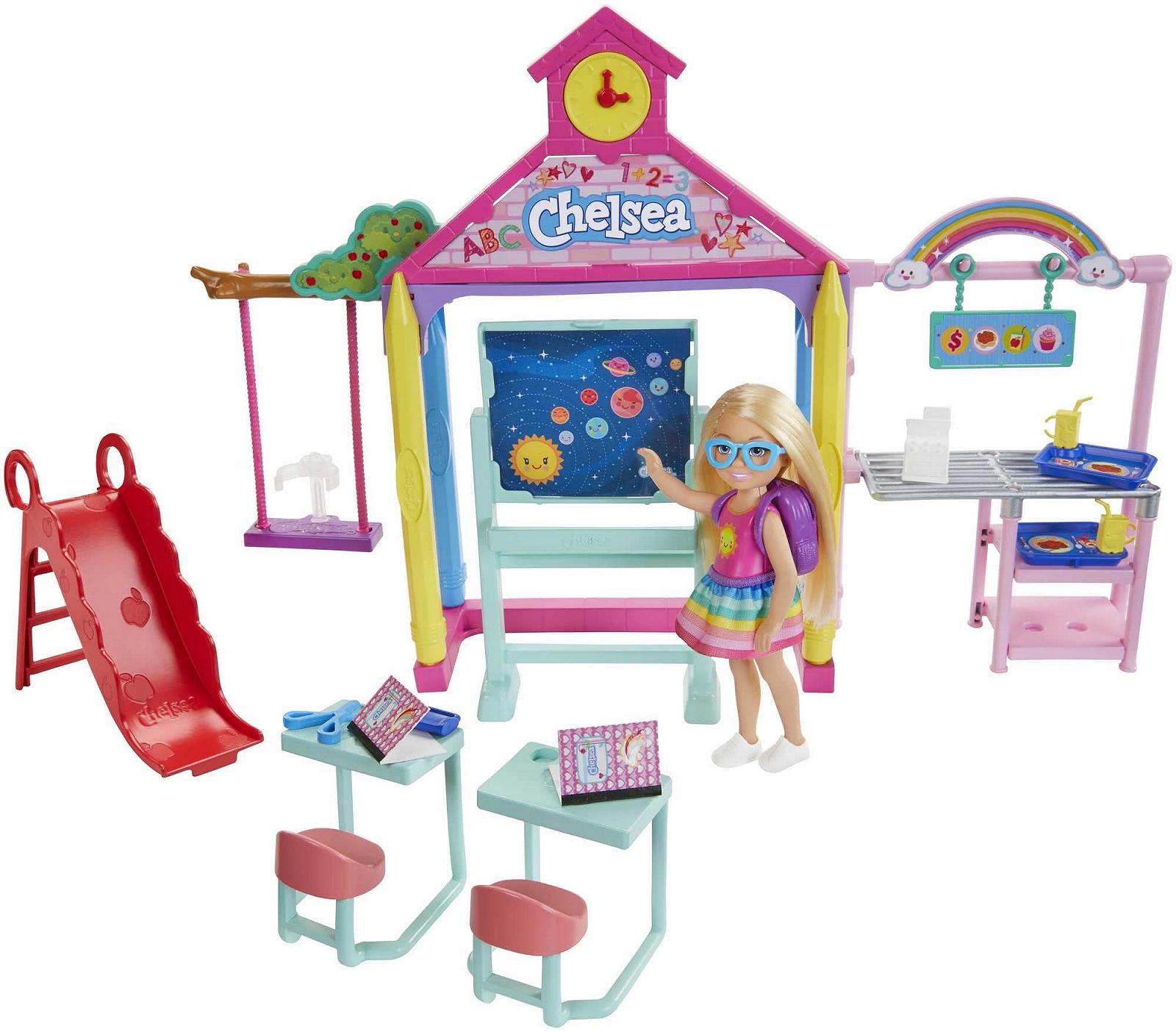 Кукла Barbie GHV80 Club Chelsea класс классная комната с куклой (блондинка) и школой с аксессуарами, игрушка для детей от 3 лет, фото №1