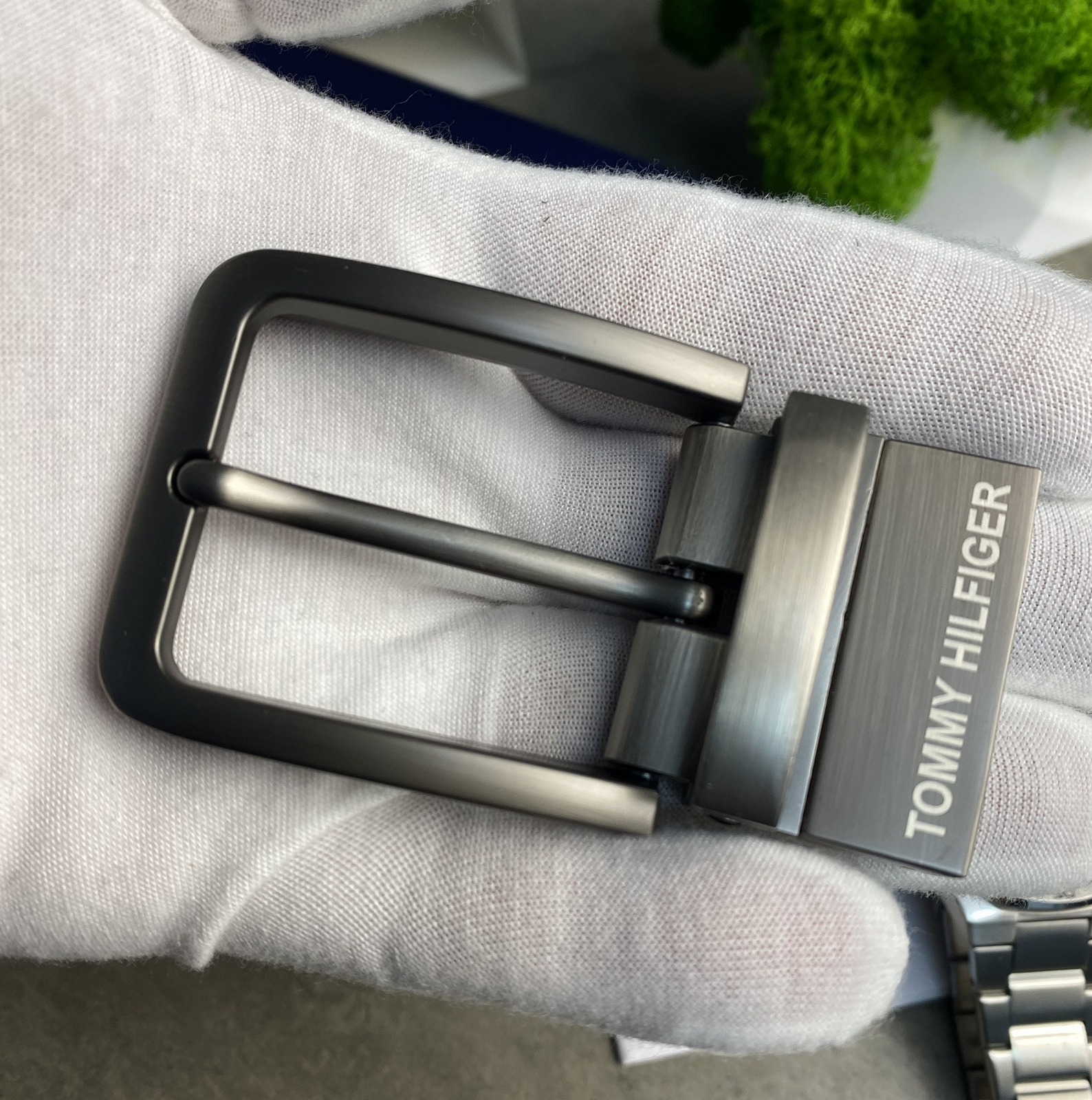 Ремень мужской кожаный брендовый с двумя пряжками в подарочной упаковке Tommy Hilfiger, фото №4 Ремень мужской кожаный брендовый с двумя пряжками в подарочной упаковке Tommy Hilfiger, фото №4