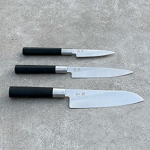 Набір ножів Santoku / Універсальний / Для офісу Kai Wasabi Black 18 см / 15 см / 10 см + Дошка з дуба 40 x 25 см synthetic.ua - Фото 1