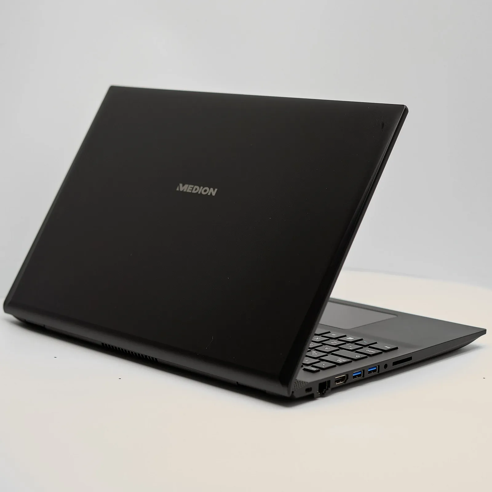 Ноутбук 15.6'' Medion (Lenovo Group) Akoya E6440 | Intel Core i5-8250U | IPS (1920x1080) FullHD | RAM 8 ГБ | SSD 128 ГБ + HDD 1 ТБ | Nvidia GeForce MX150 | Win10 (4951), фото №4