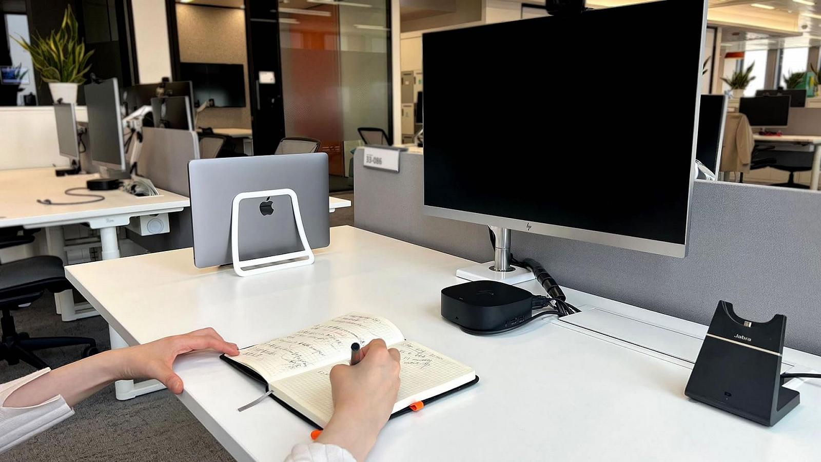 Підставка Вертикальна Nexstand K11 Для ноутбука Чорно-біла, фото №4 Підставка Вертикальна Nexstand K11 Для ноутбука Чорно-біла, фото №4