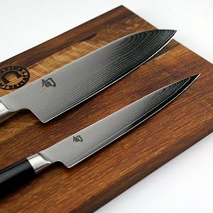 Набір: Універсальний ніж KAI Shun Classic DM-0701, Японський ніж Сантоку KAI Shun Classic DM-0702, Камінь для заточування AP-316, Дубова дошка 30 x 18 см - Фото 1