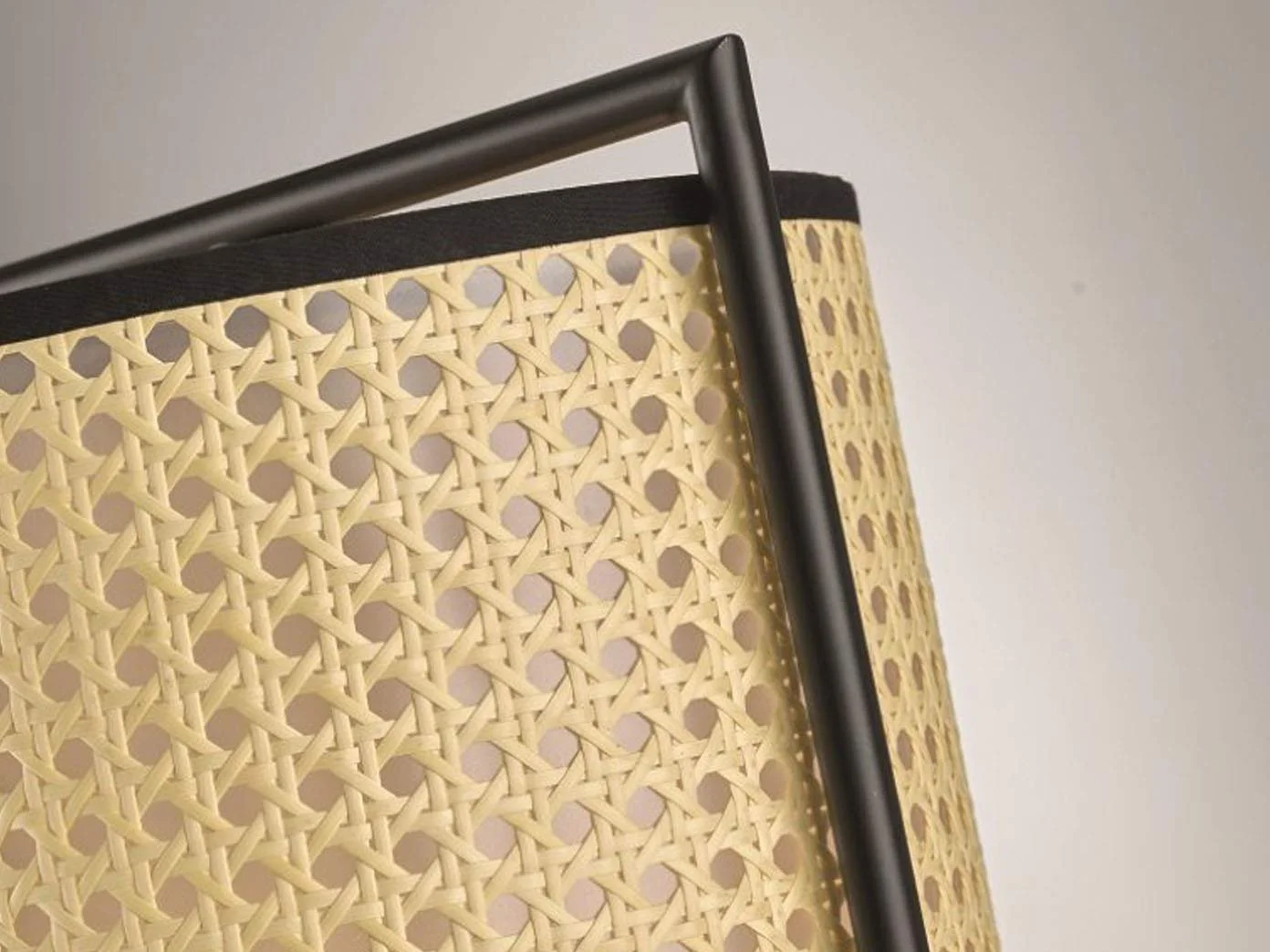 Світлодіодна настільна лампа 56 см з чорною рамою та абажуром під ротанг Чорний, фото №4