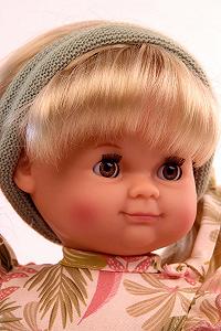 Лялька Schildkröt Sleeping Doll Розмір 32 см (Зачісуване світле волосся, коричневі сплячі очі, лялька з одягом з листяним принтом) synthetic.ua - Фото 1